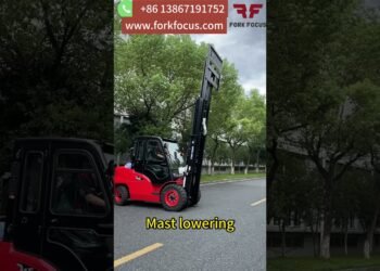 4.5T Diesel Forklift Operation-FAST, STABLE, FLEXBILE MOVE! #forklifts #forkfocus #nissankd42engine