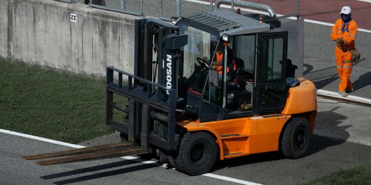 Advantages of hiring fashionable forklifts