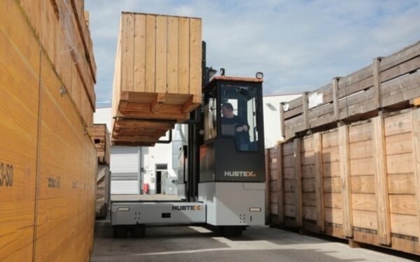 Two new HUBTEX forklifts ship electrical energy to the picket business