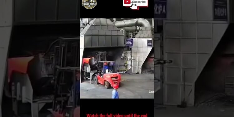 UNBELIEVABLE!Forklift Quite a bit Uncooked Fabrics, Then BOOM! #video #viralvideo #shorts #accidentnews #information