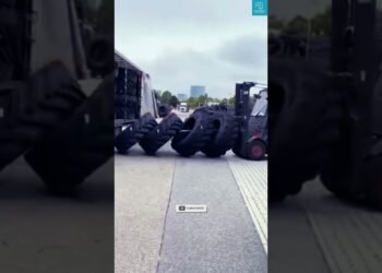 Forklift Operation in tyre unloading ll #forklift #tyre #logistics #supplychain #automotive #information