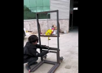 Guide forklift with 200kg load is installed- Just right gear and equipment make paintings simple