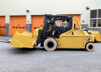 Forklift battery protection | Cat® Raise Vans EAME