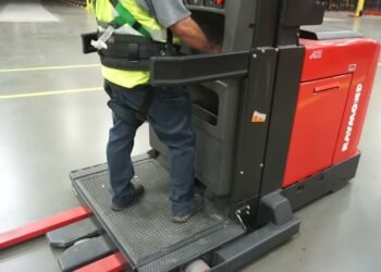 Raymond 5600 Order Picker Forklift – Tag #218299