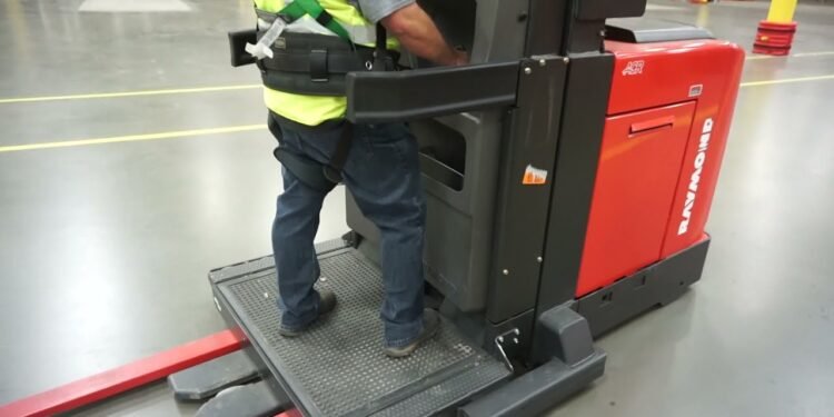 Raymond 5600 Order Picker Forklift – Tag #218299