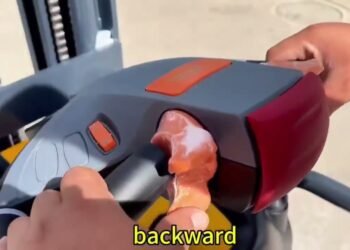 electrical pallet stacker with straddle leg #forklift #stacker #straddle #coaching #electrical #battery