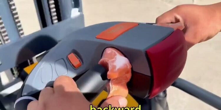 electrical pallet stacker with straddle leg #forklift #stacker #straddle #coaching #electrical #battery