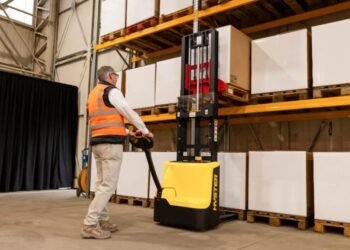 Hyster launches new lithium-ion battery powered pallet stacker
