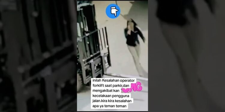 kesalahan operator forklift saat parkir #forklift #car #humorous #gakbahayata #shorts #fyp