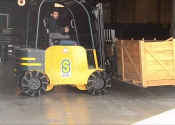 FORKLIFT WITH MECANUM WHEEL