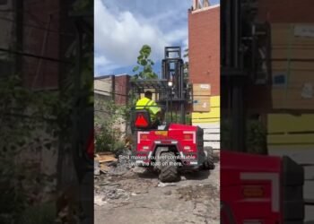 Handing over each load safely with #palfinger truck-mounted forklift