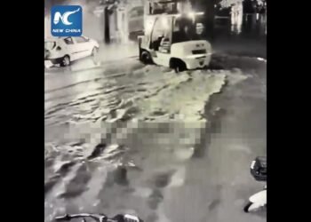 Amid floods, guy strikes 8 automobiles with forklift