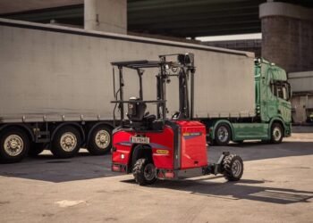 PALFINGER launches first middle-seat truck-mounted forklift in FL vary