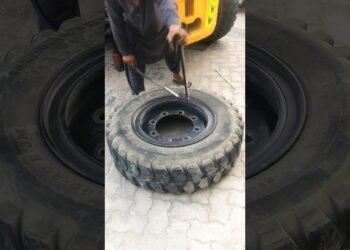 Outdated trick putting off tire from rim #forklift #tire #shorts