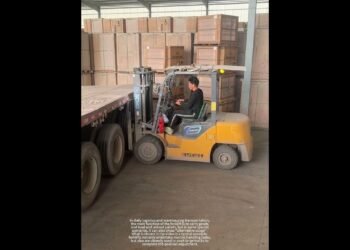 The divine operation of the forklift driving force simply pushes away the cart.