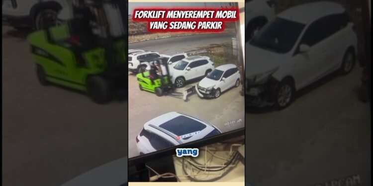 Forklift menyerempet mobil parkir ‼️😱 #shorts  #data #fyp #viral