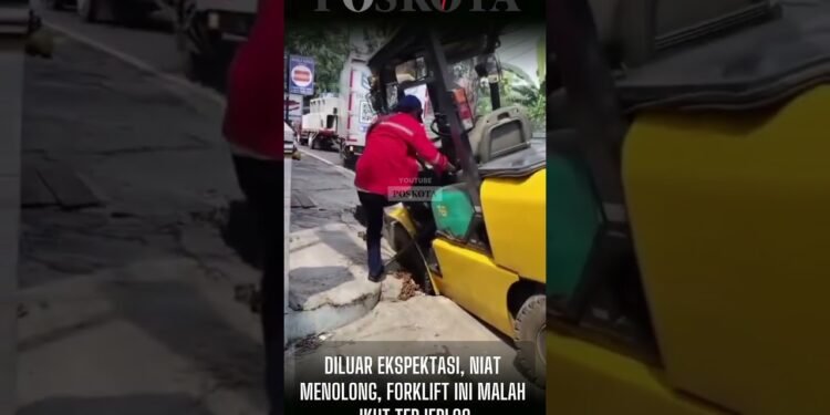 Diluar Ekspektasi Niat Menolong, Forklift Ini Malah Ikut Kejeblos
