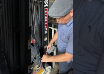 Learn how to fee and discharge your electrical forklift #forkliftsafety #southfloridabusiness #forklift