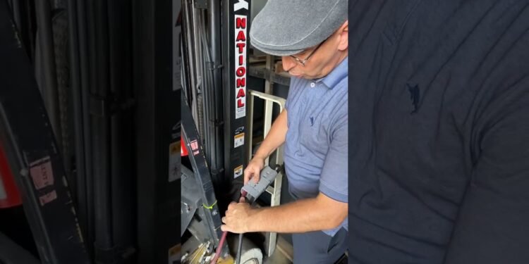 Learn how to fee and discharge your electrical forklift #forkliftsafety #southfloridabusiness #forklift
