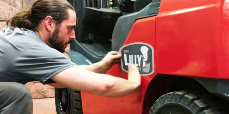 From Rust to Restored: A Used Forklift Contact Up – Customized Forklift Paint Task
