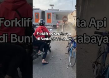 Forklift vs Kereta Api #youtube #beritaterkini #shorts #fyp #shortvideo #youtubeshorts #reel #quick