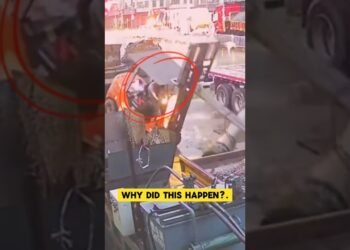 Forklift Flips! Driving force Stuck in Frightening Load Coincidence ⚠️ #shorts