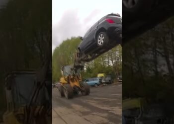 WATCH: Ohio Auto store workers catch thief with forklift #shorts