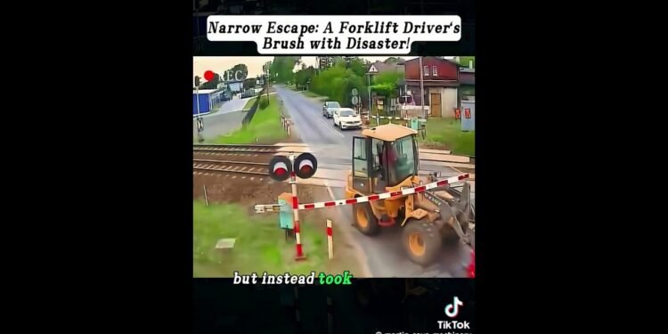 Forklift man is caught on the heart of railroad #explorepage #discover #fyp ￼