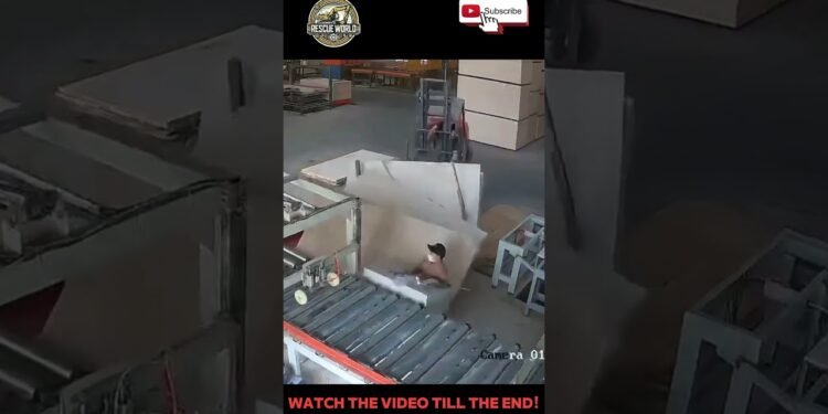 Surprising! This Employee Used to be Beaten via a Forklift Load Whilst at the Task!#video#viralvideo#shorts#information