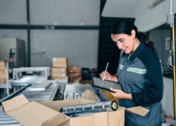 2026 MRO Survey: The team of workers at the back of warehouse automation