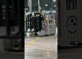 Self sufficient Robot Forklifts at Niagara bottling corporate! #robotics #Self sufficient
