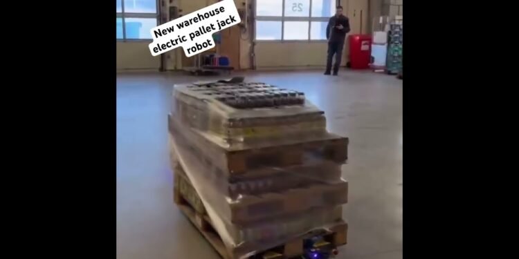 Robots taking on forklift jobs going within the warehouse #viral #trending #shorts #new #information #wow ￼