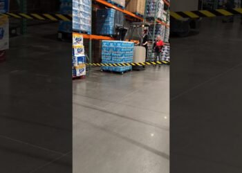 Forklift of heavy pieces at Costco #trendingvideo #youtubeshorts #shortsvideo #subscribemychannel