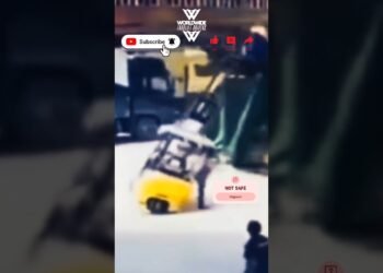 Very bad scenario. #forklift #shortvideo #paintings #viralvideo #fail #foryou #gonewrong