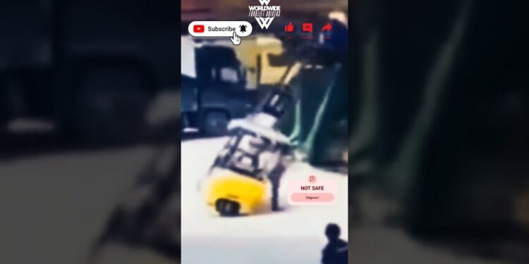Very bad scenario. #forklift #shortvideo #paintings #viralvideo #fail #foryou #gonewrong