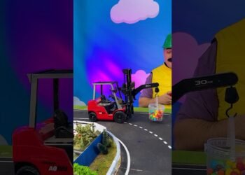 Faraway keep an eye on Forklift truck 🏗️ #builderc