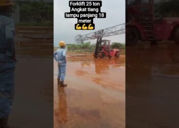 Forklift 25 ton mengangkat tiang lampu panjang 18 meter #forkids #car #pekerjaan #information #kecel