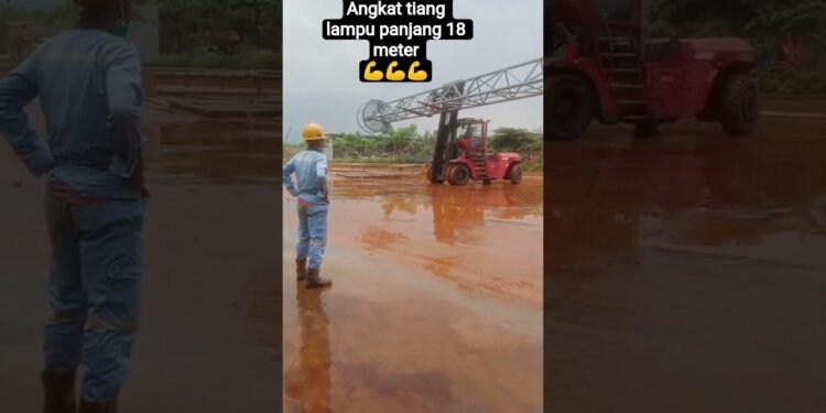 Forklift 25 ton mengangkat tiang lampu panjang 18 meter #forkids #car #pekerjaan #information #kecel