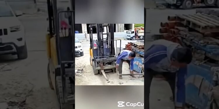 Smartest Pallet Dealing with Ever Observed #forklift #shorts