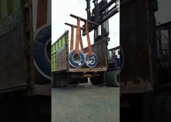 The forklift#👈👌# is the silent energy of the port#portshorts#