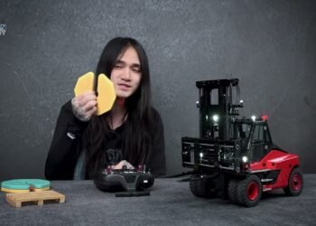 1/14 4×2 RC Hydraulic Forklift K180-100—a  extremely detailed device constructed for actual hydraulic motion