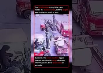 🚜 FORKLIFT FAIL! Huge Load Crash #shorts #building