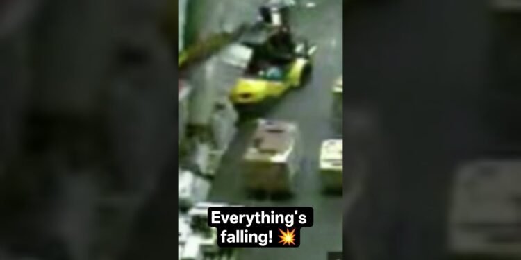 Forklift Chaos: One Unsuitable Transfer Brings the Complete Warehouse Down 😱 #forklift #warehousesafety