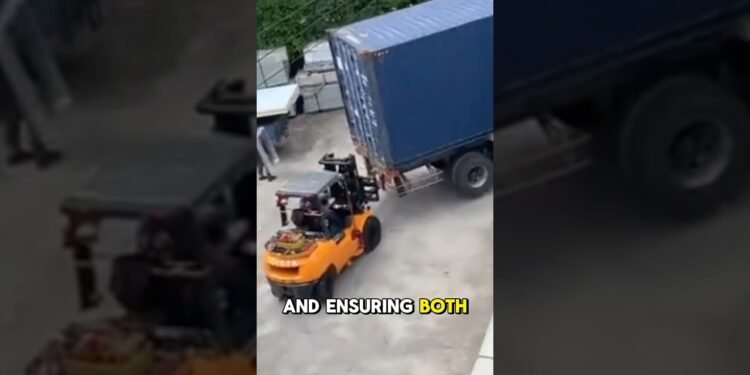 A Team spirit Between Forklift and Truck Driving force😱