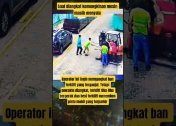 Detik-detik Besi Forklift Tembus Mobil #berbagiinfo #beritaviral #quick