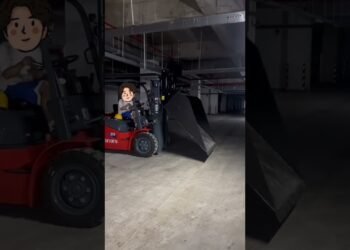 New 3.5 ton forklift with bucket #HELI #Forklift #manufacturing facility #China