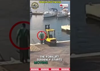 Operator’s Mistake Reasons Forklift to Plunge into Harbor Waters! #fails #information #forklift #shorts #fyp