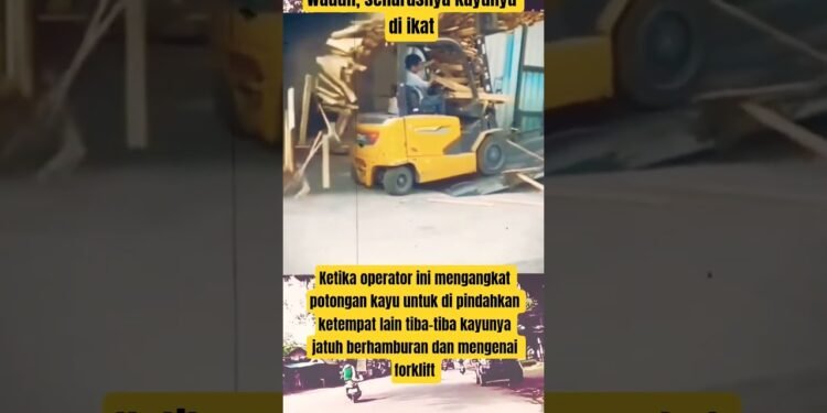 Kayu Jatuh Berhamburan Ketika Operator Forklift Mengangkatnya #berbagiinfo #beritaviral #brief
